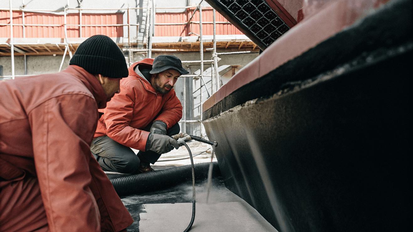 Создание «бесшовного ковра»: сравнение технологий напыляемой и обмазочной гидроизоляции для сложных поверхностей